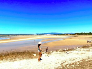 Perto da praia, espreguiçadeiras, toalhas de praia 