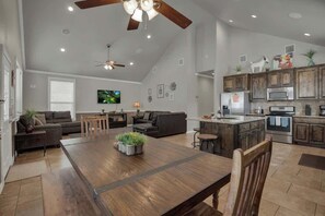Interior - Easy Tubing!-Right on the River! (New Braunfels)