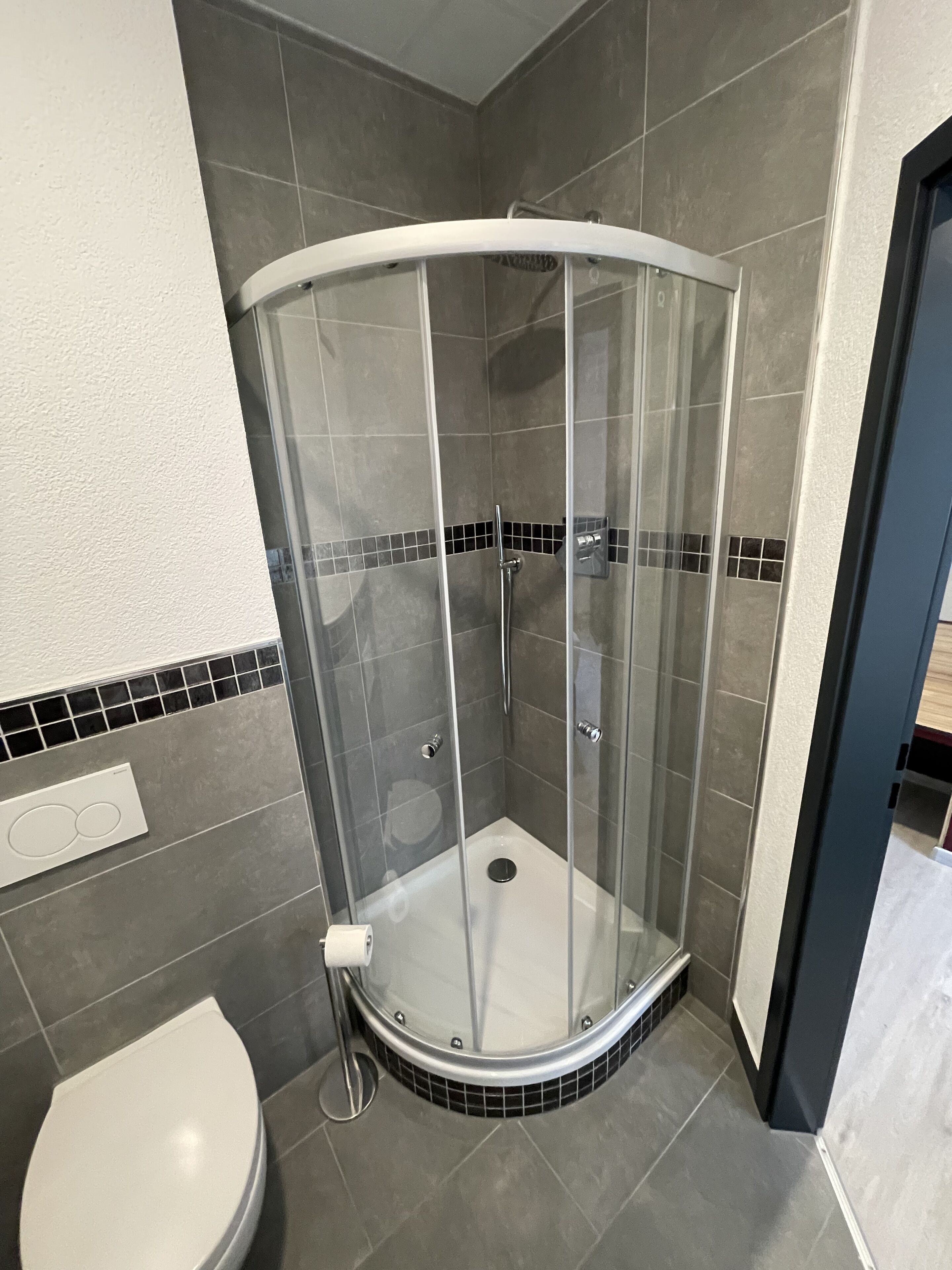 Dusche, Haartrockner, Hausschuhe, Handtücher