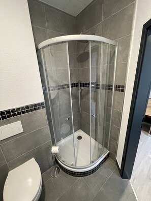 Dusche, Haartrockner, Hausschuhe, Handtücher