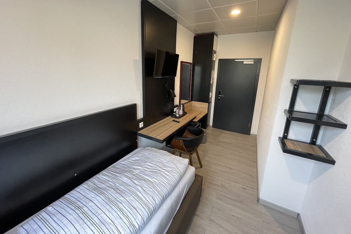 Business Single Room | Peralatan tempat tidur premium, ruang kerja komputer riba, kalis bunyi