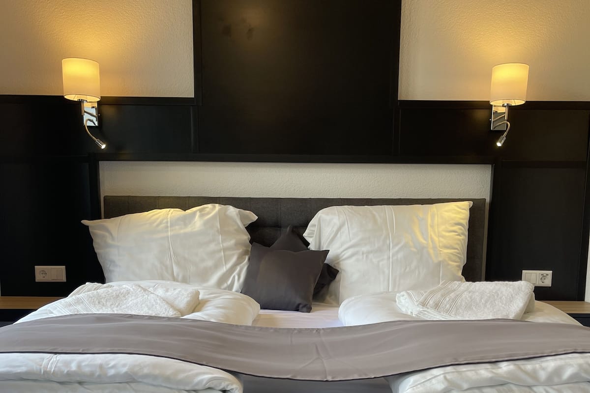 Family Room | Peralatan tempat tidur premium, ruang kerja komputer riba, kalis bunyi