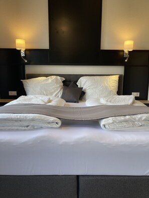 Family Room | Premium bedding, laptop workspace, soundproofing, travel crib - Yebs Hotel (Guenzburg)