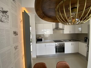 Fridge, microwave, oven, coffee/tea maker