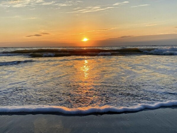 En la playa, camastros y toallas de playa 