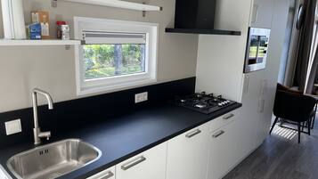 Køleskab, mikrobølgeovn, ovn, kogeplade