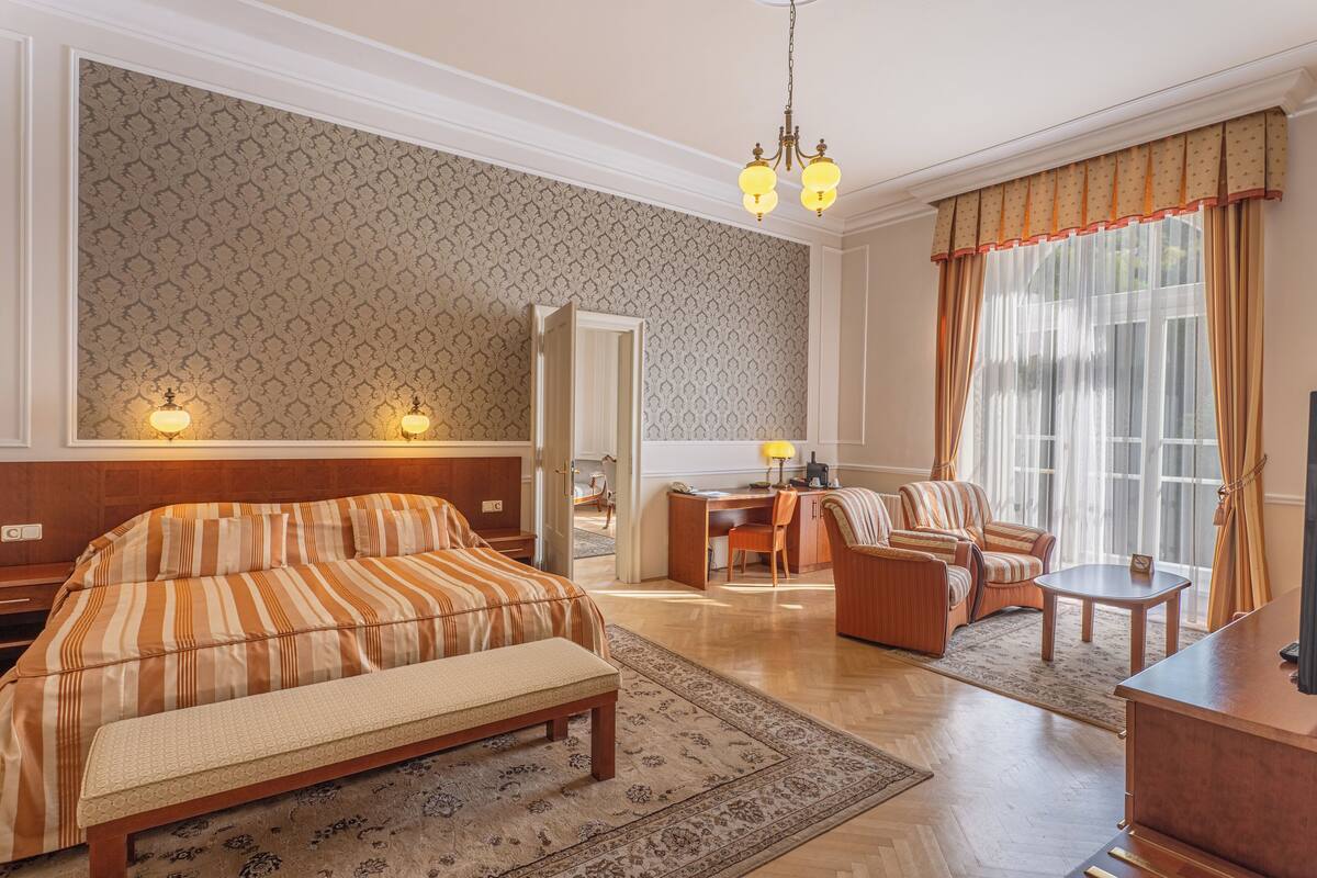 Suite | Minibar, desk, WiFi (free), bed sheets