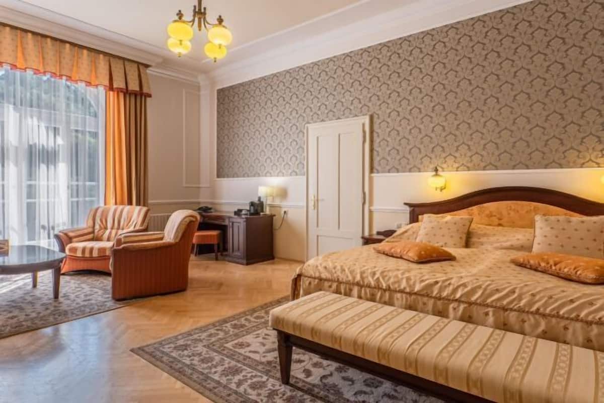 1 bedroom, minibar, desk, free WiFi