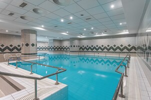 Una piscina cubierta