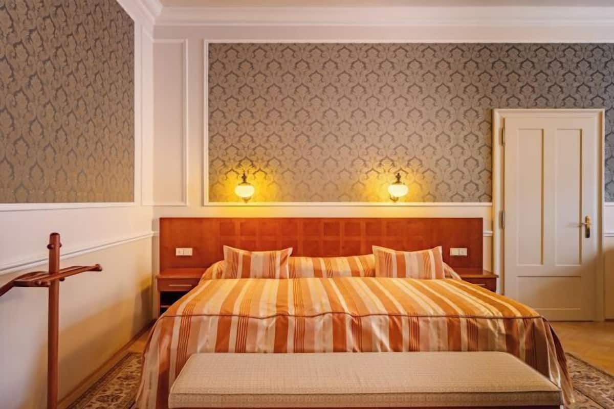 Minibar, desk, WiFi (free), bed sheets