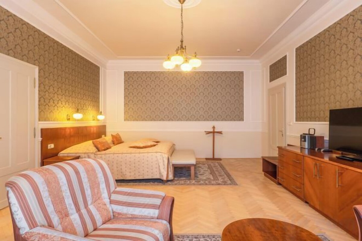 Living area | 30-inch TV with cable channels