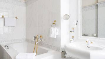 Ein modernes Badezimmer mit Badewanne, Waschbecken und Spiegel.