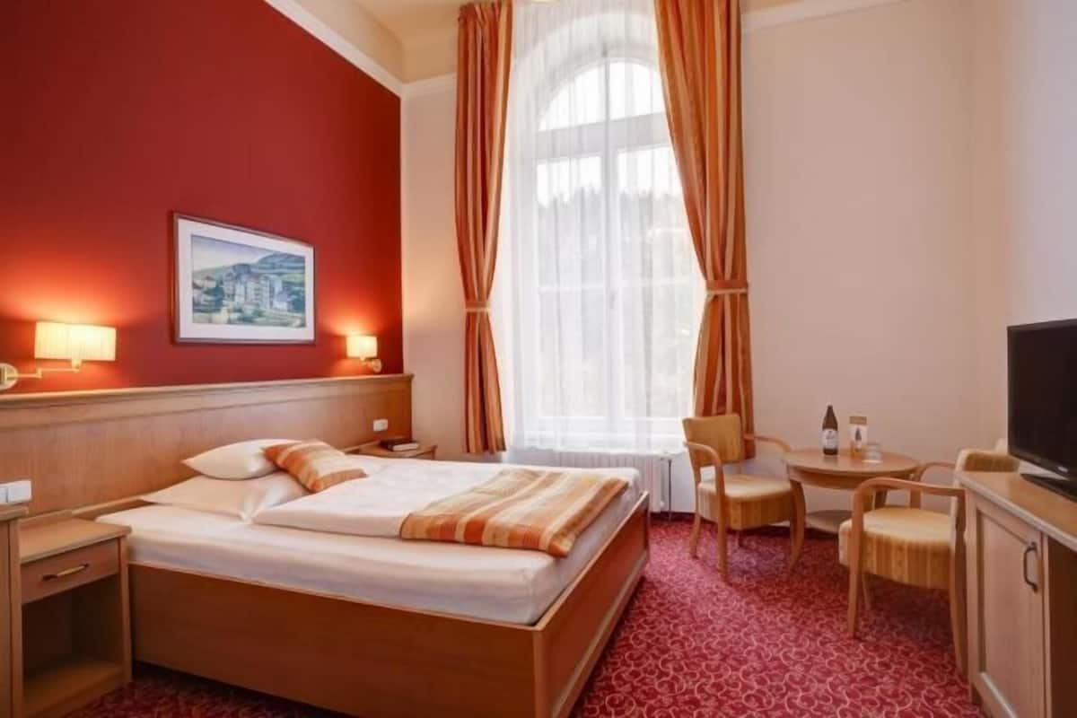 Minibar, desk, WiFi (free), bed sheets