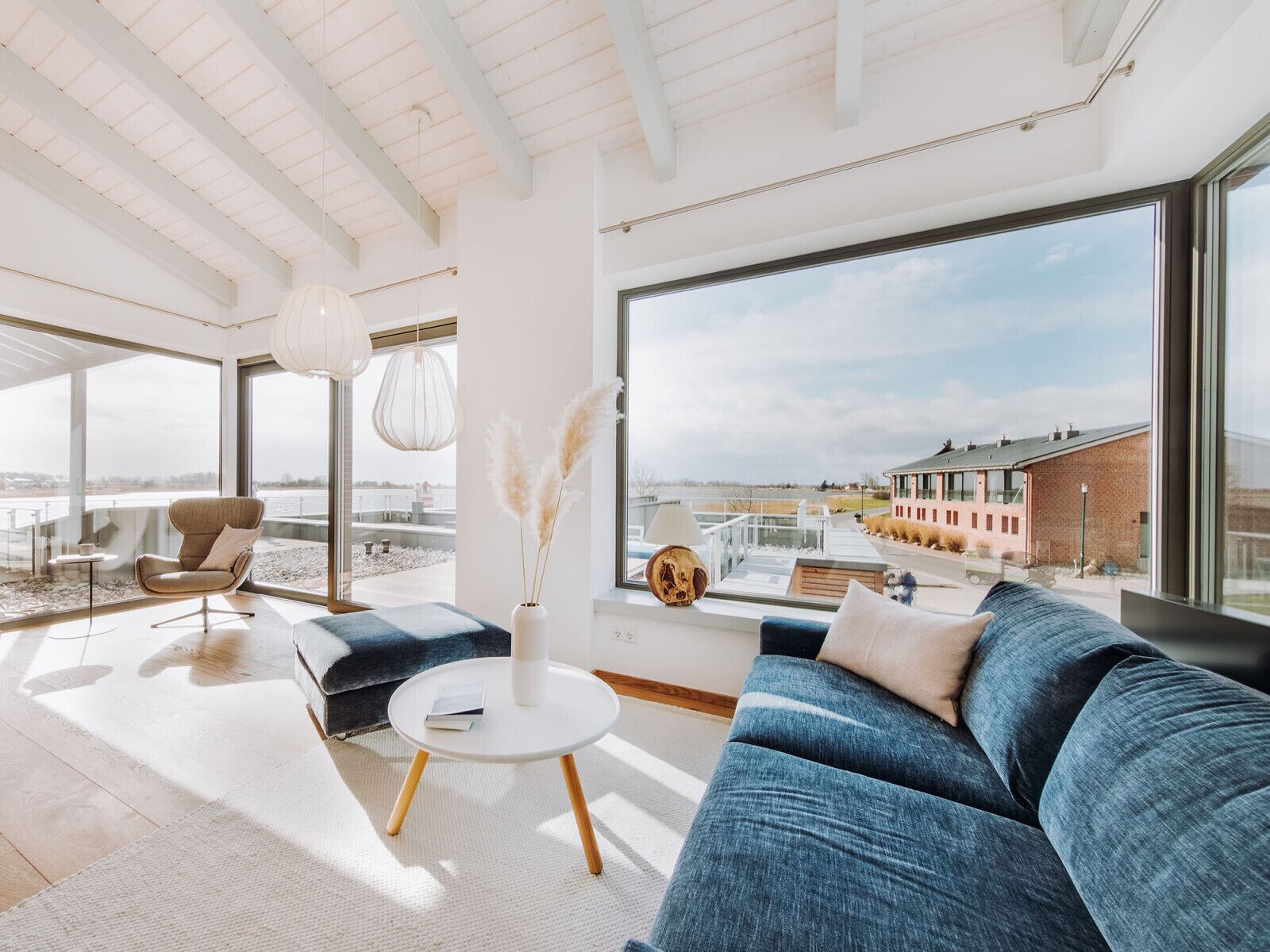 Smart TV, fireplace, books, stereo