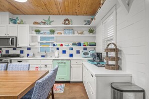 Køleskab, mikrobølgeovn, ovn, kogeplade