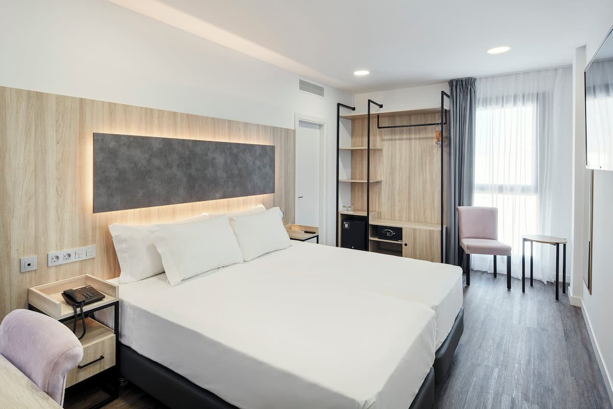 Classic Twin Room, 2 Katil Bujang (Single) | Gebar bulu kapas, bar mini, peti besi dalam bilik, Wi-fi percuma