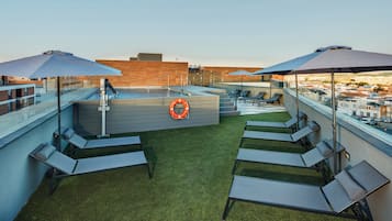 Außenpool (je nach Saison geöffnet), Sonnenschirme, Liegestühle