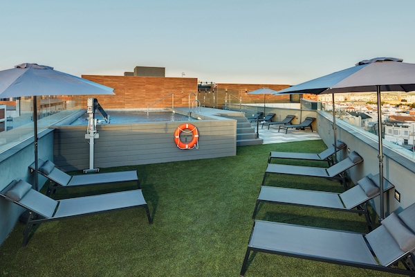 Seasonal outdoor pool, pool umbrellas, sun loungers