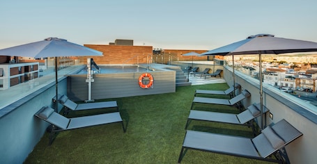 Seasonal outdoor pool, pool umbrellas, sun loungers