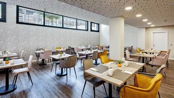 Se ofrece un desayuno bufé (14 EUR por persona)