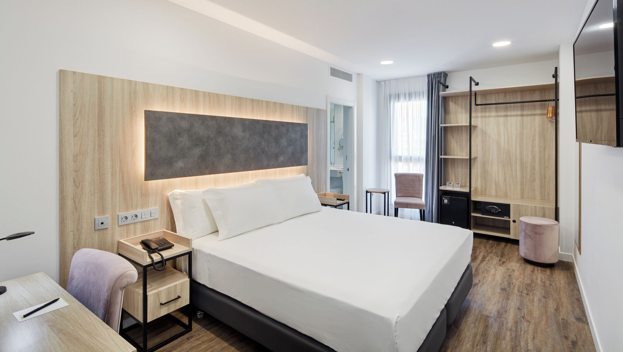 Donzen dekbedden, een minibar, een kluis op de kamer, gratis wifi