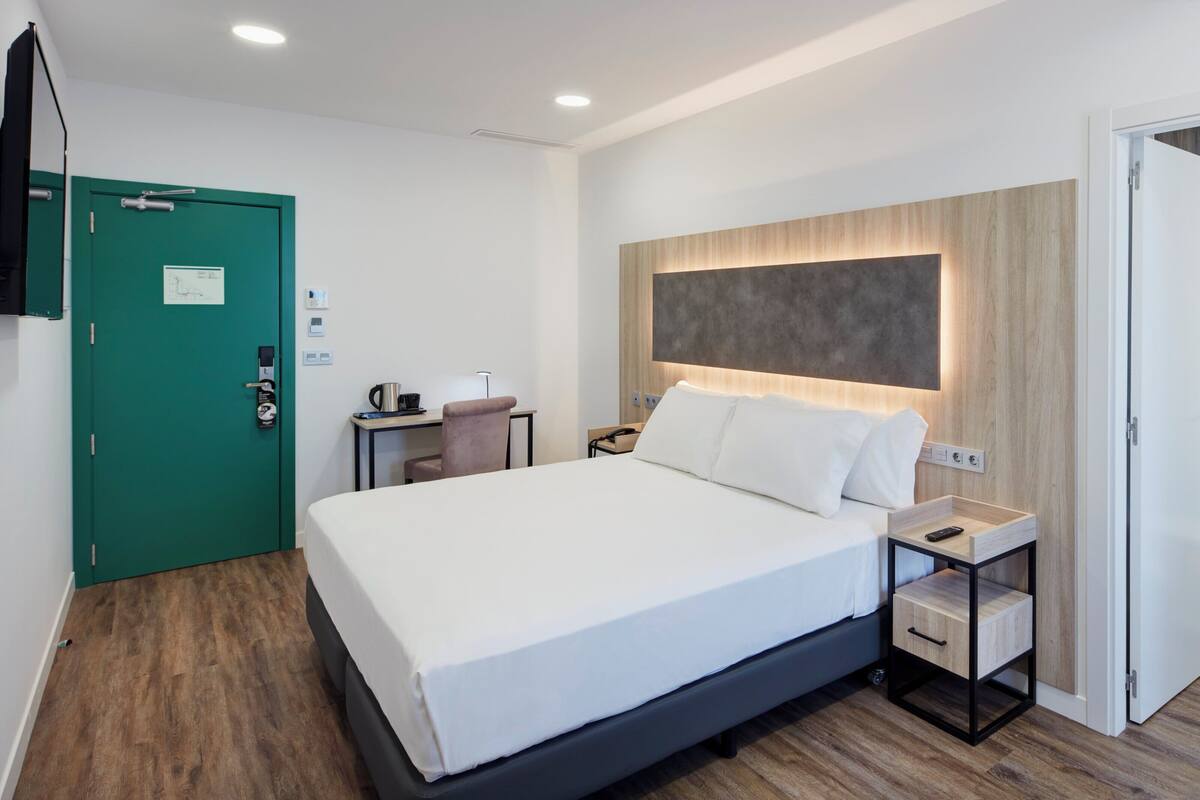Habitación clásica | Edredones de plumas, minibar, caja fuerte y wifi gratis