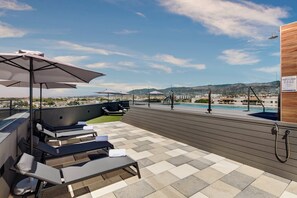 Piscine extérieure (ouverte en saison), parasols de plage