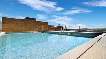Seasonal outdoor pool, pool umbrellas, sun loungers