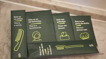 Eine Reihe von Pflegeprodukten in einer transparenten Plastikbox mit mehrsprachigen Etiketten.