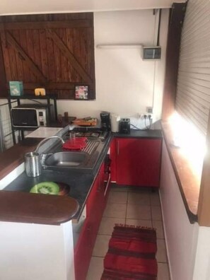 Een microgolfoven, een oven, een kookplaat
