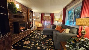 Smart TV, fireplace, DVD player, books - Cozy cottage in the woods, sleeps 9-10, close to Olympic National Park and Lakes (Port Angeles)