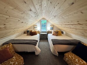 3 bedrooms, desk, iron/ironing board, free WiFi