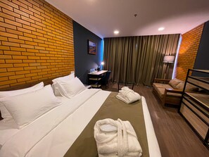 ห้องแฟมิลี่ | เครื่องนอนป้องกันสารก่อภูมิแพ้, เตียง Tempur-Pedic, ตู้นิรภัยในห้องพัก