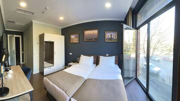 Twin Room | Hypo-allergenic bedding, Tempur-Pedic beds, in-room safe, desk