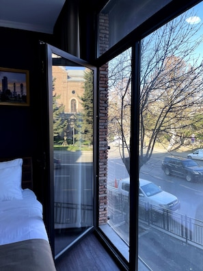 Habitación con 2 camas individuales | Ropa de cama hipoalergénica y camas Tempur-Pedic