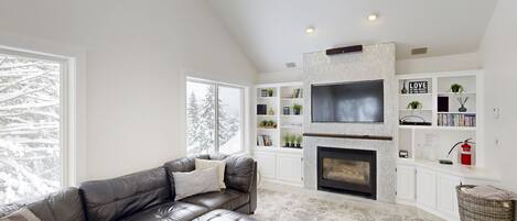 Een televisie, een open haard en een dvd-speler