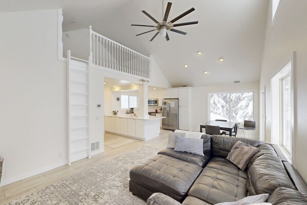 テレビ、暖炉、DVD プレーヤー