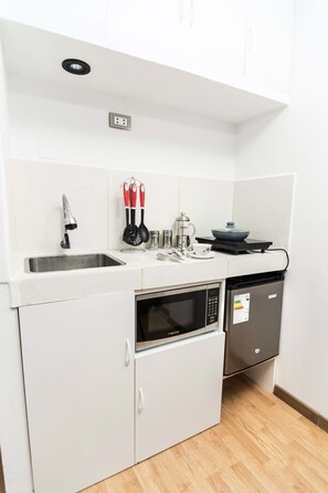 Fridge, microwave, stovetop, cookware/dishes/utensils