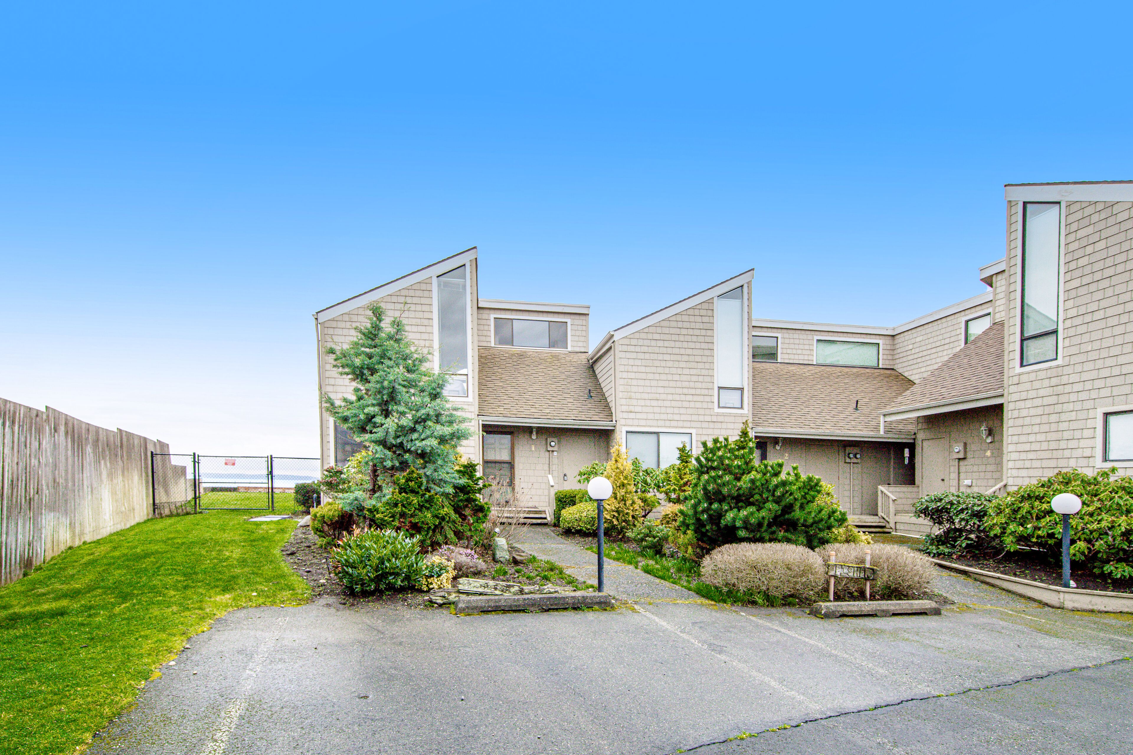 Waterfront townhouse with fast WiFi & fireplace plus a seasonal pool & tennis