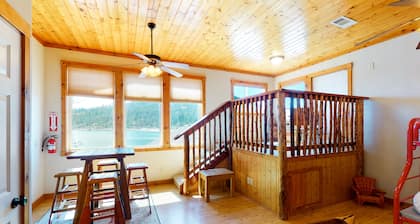 Lakefront home with private dock, 3 decks overlooking the lake & pool table