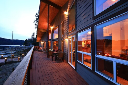 Lakefront home with private dock, 3 decks overlooking the lake & pool table