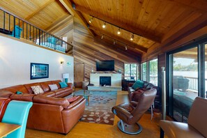 Télévision, cheminée, lecteur de DVD, baby-foot