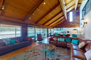 Télévision, cheminée, lecteur de DVD, baby-foot