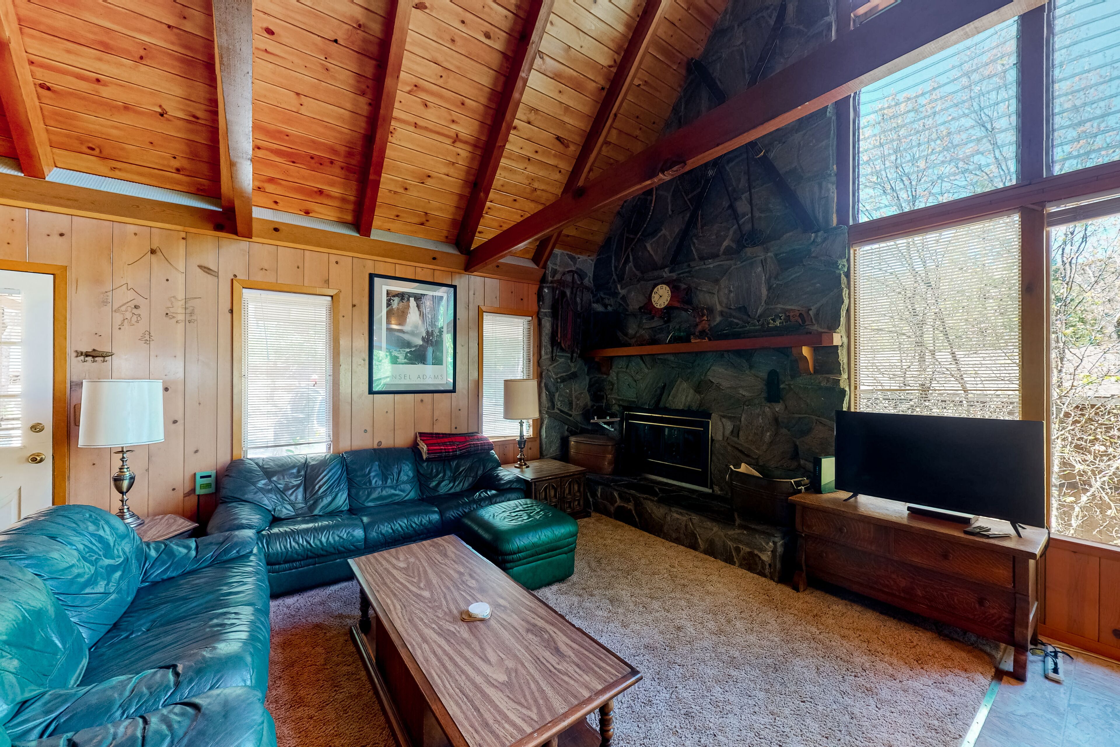 Classic cabin in Willow Cove with boat slip, deck & board games