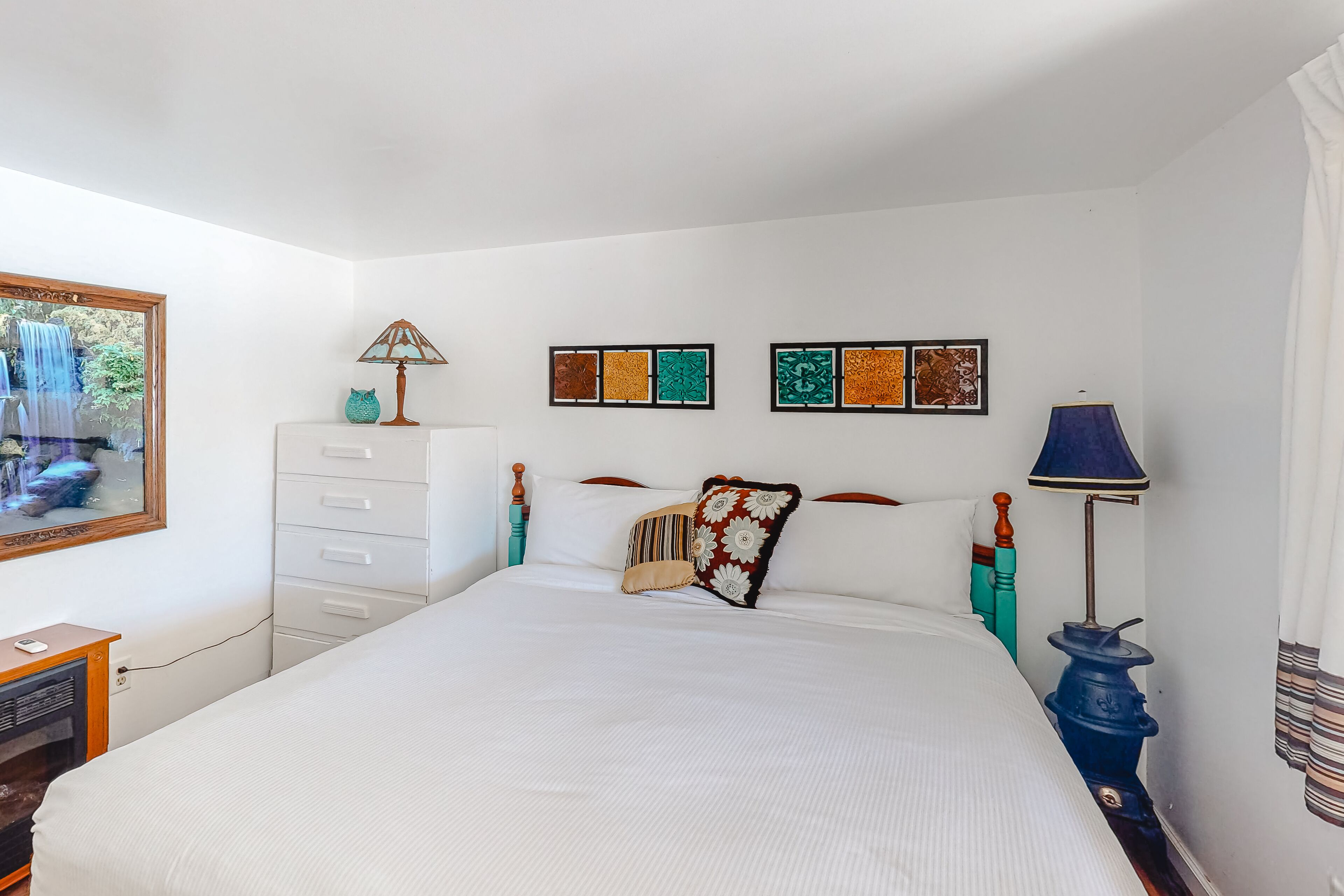 Lakefront home with boat dock, lake access, WiFi, private washer/dryer, & deck