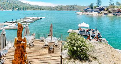 Lakefront home with boat dock, lake access, WiFi, private washer/dryer, & deck