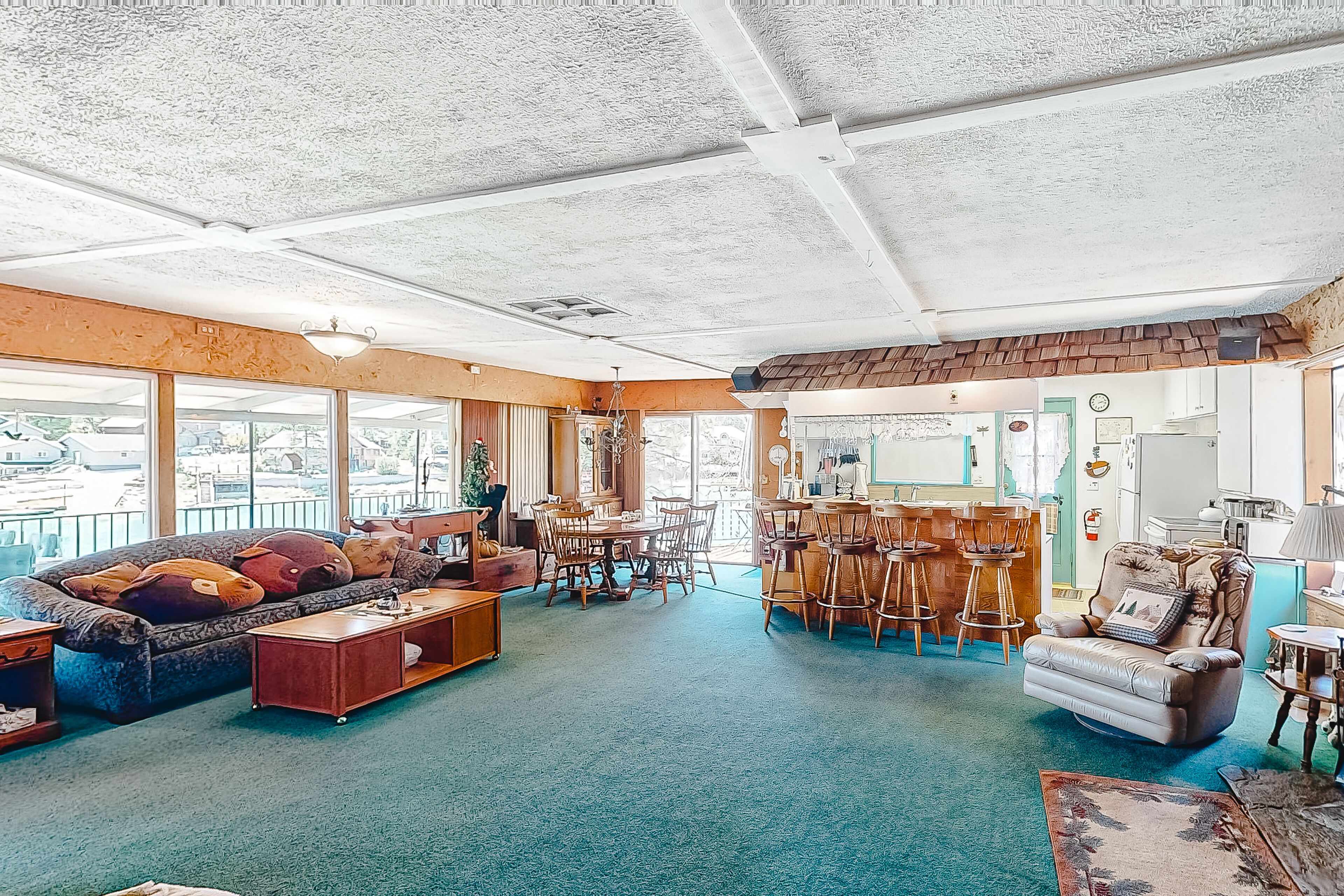 Lakefront home with boat dock, lake access, WiFi, private washer/dryer, & deck