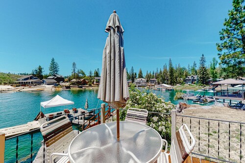 Lakefront home with boat dock, lake access, WiFi, private washer/dryer, & deck