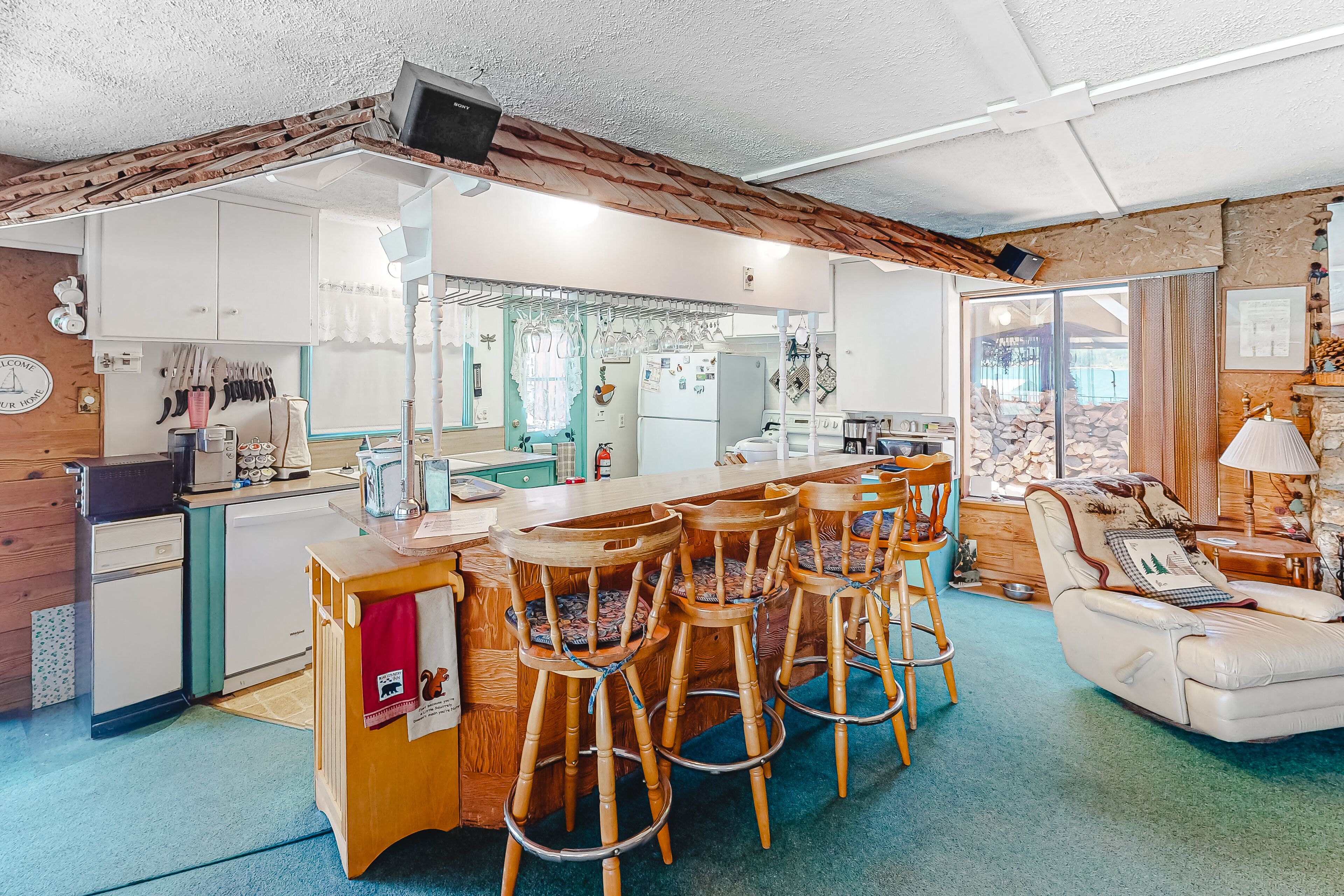 Lakefront home with boat dock, lake access, WiFi, private washer/dryer, & deck