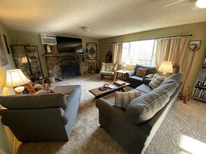 TV, fireplace - Hillside home w/large private outdoor pool, gas grill, wood fireplace, & W/D (Oakhurst)